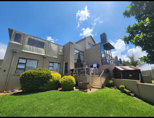 3 BEDROOM TOWNHOUSE FOR SALE IN NOORDHEUWEL